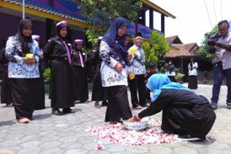 Siswa membasuh kaki guru di SMK 17 Kota Magelang, Rabu (25/11/2015)