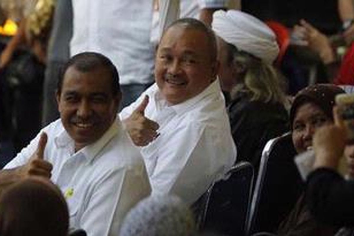 Pasangan calon gubernur dan calon wakil gubernur dari Partai Golkar, Alex Noerdin (kanan) dan Nono Sampono, melakukan kampanye di Jalan Jatinegara Barat, Kampung Melayu, Jakarta Timur, Senin (25/6/2012). Enam pasangan calon gubernur dan wakil gubernur yang bertarung dalam Pilkada DKI Jakarta memasuki masa kampanye yang dimulai hingga 7 Juli.  