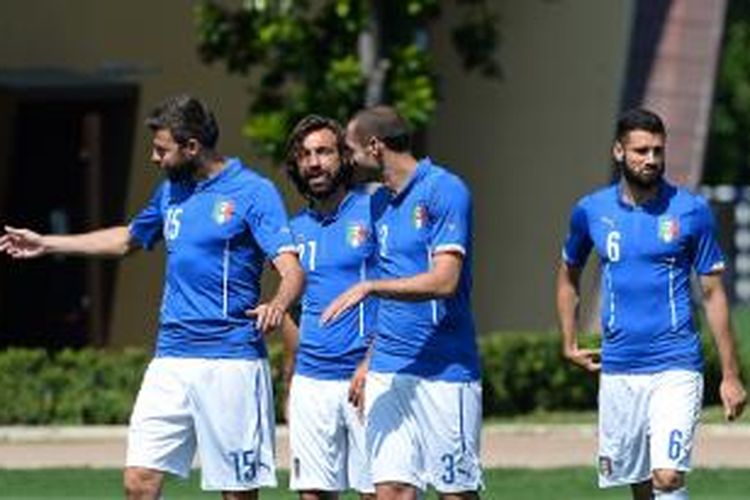Pemain Italia, Andrea Pirlo (dua dari kiri) dan para pemain lain yang akan berlaga di Piala Dunia 2014 tiba untuk pemotretan tim di Florence, Selasa (3/6/2014).