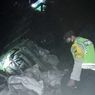 Diduga Rem Blong, Truk Bermuatan Porang 6 Ton Masuk Jurang dan Timpa Gudang Empon-empon