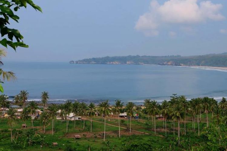Pantai Pasir Putih difoto dari Bukit Senyum, Selasa (5/1/2016). Pantai ini menjadi salah satu spot favorit wisatawan yang berkunjung ke Sawarna. 