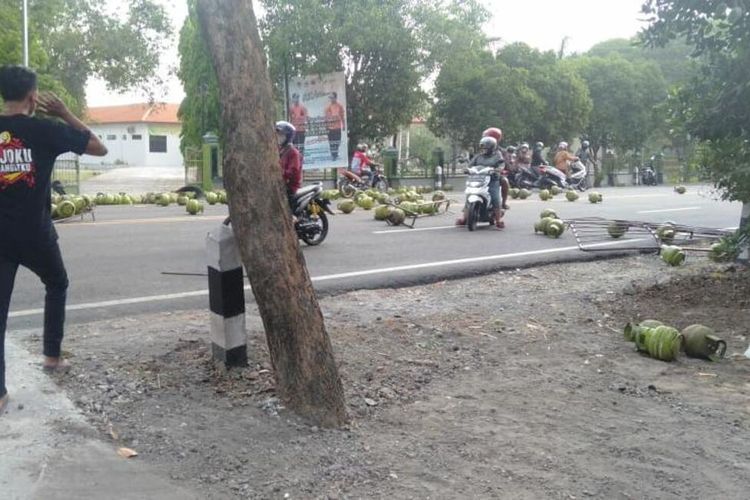 BERSERAKAN--Tabung gas elpiji kosong berserekan di ruas jalan Surabaya-Madiun KM 153-154, Desa Jerukgulung, Kecamatan Balerejo, Kabupaten Madiun setelah terjadi kecelakaan yang melibatkan truk pengangkut tabung gas elpiji, mobil Honda Jazz dan pemotor, Senin (28/9/2020).