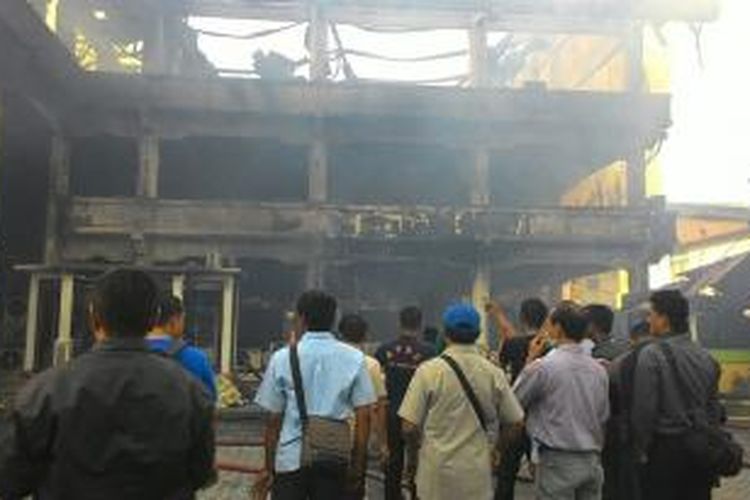 Kondisi Bank Aceh yang hangus terbakar pada Rabu (22/4/2015)pukul 06.30 wib. kibat kebakaran ini, satu orang petugas IT Bank Aceh meninggal dunia. *****K12-11