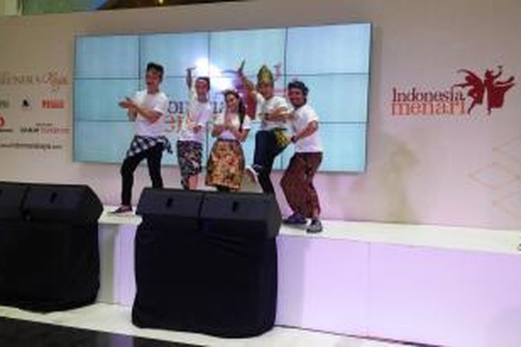 Aurel Hermansyah, Dion Wiyoko, Ayu Gani, Rio Motret dan Febrian usai menari tarian tradisional di East Mall, Gran Indonesia, Jakarta Pusat, Minggu (22/11/2015).