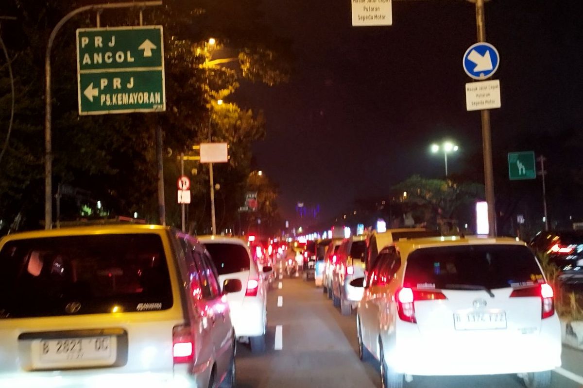 Arus lalu lintas di Jalan Benyamin Suaeb menuju JIExpo Kemayoran, Jakarta Pusat, padat merayap, Selasa (20/6/2023). (KOMPAS.com/XENA OLIVIA)