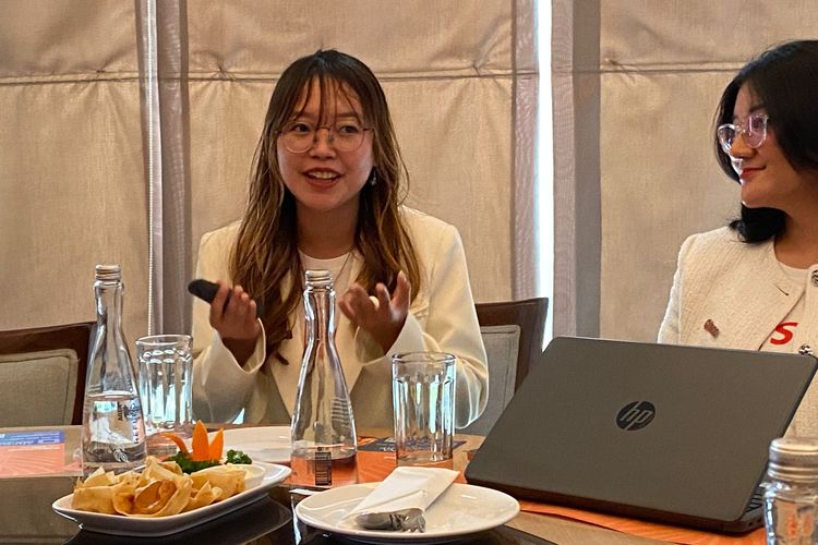 Alya Zahra Sabira, mahasiswa yang menerima pendanaan dari ECG untuk mengelola sampah organik menjadi kompos, di Jakarta Selatan, Kamis (17/7/2025). 