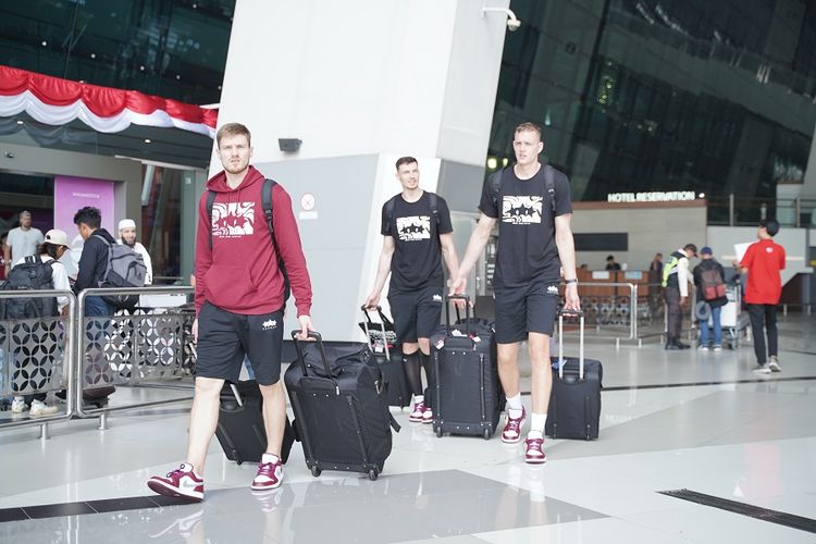Latvia tiba di Jakarta menjelang FIBA World Cup 2023. Latvia berangkat dari Taipei menuju Bandara Soekarno-Hatta menggunakan maskapai China Airlines dan mendarat Rabu (23/8/2023), pukul 13.30 WIB.