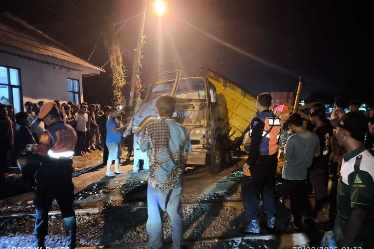 Sejumlah petugas PT KAI Daop 3 Cirebon menangani peristiwa kecelakaan truk Mataram yang bertemperan dengan truk pasir di Kertasemaya Indramayu pada Sabtu (20/9/2025) dini hari.
