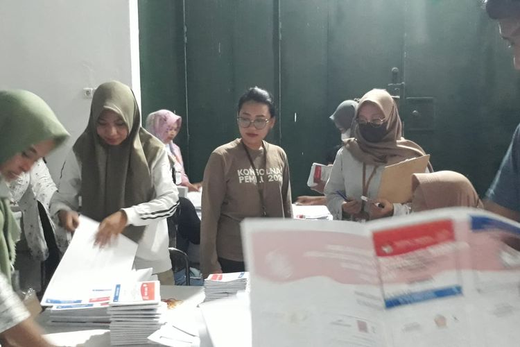 Komisi Pemilihan Umum (KPU) Kabupaten Purworejo optimis menyelesaikan proses sortir lipat surat suara Pemilihan Umum (Pemilu) 2024 dalam waktu 10 hari hingga 12 Januari 2024 mendatang. 