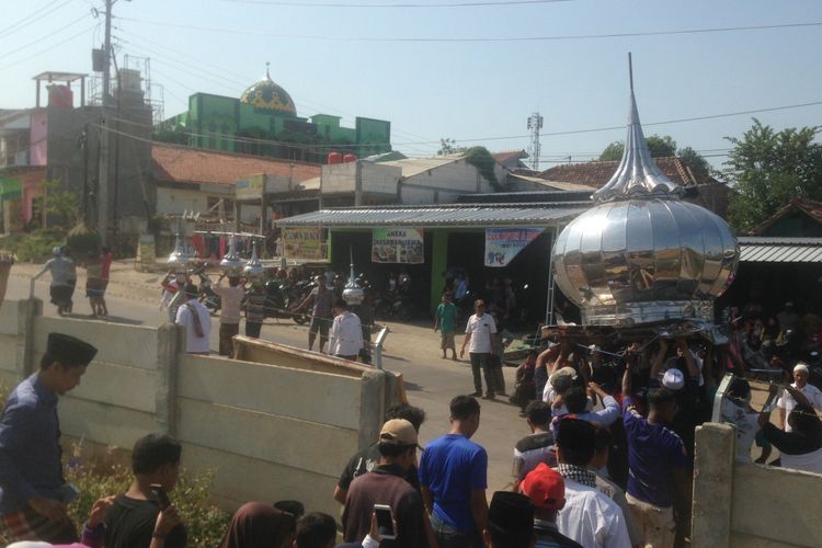 Dari kejauhan tampak masjid baru dengan kubah kuning. Masjid tersebut pengganti bangunan tempat ibadah yang dibongkar demi jalan tol Batang-Semarang.