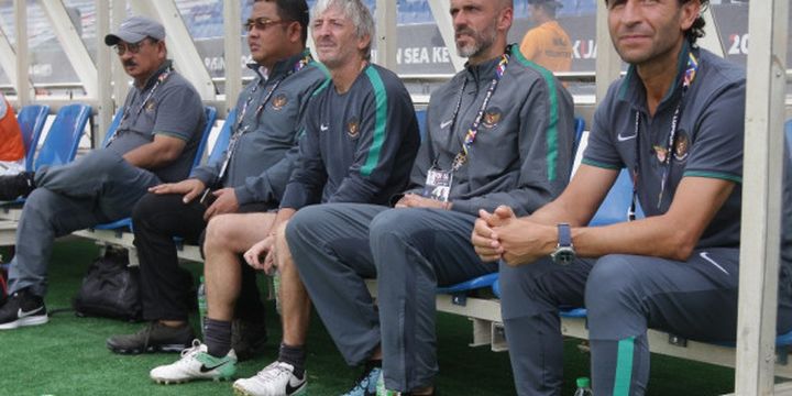 Luis Milla dan staf pelatih timnas Indonesia lainnya tampak tenang jelang pertandingan versus Timor Leste, Minggu (20/8/2017).

