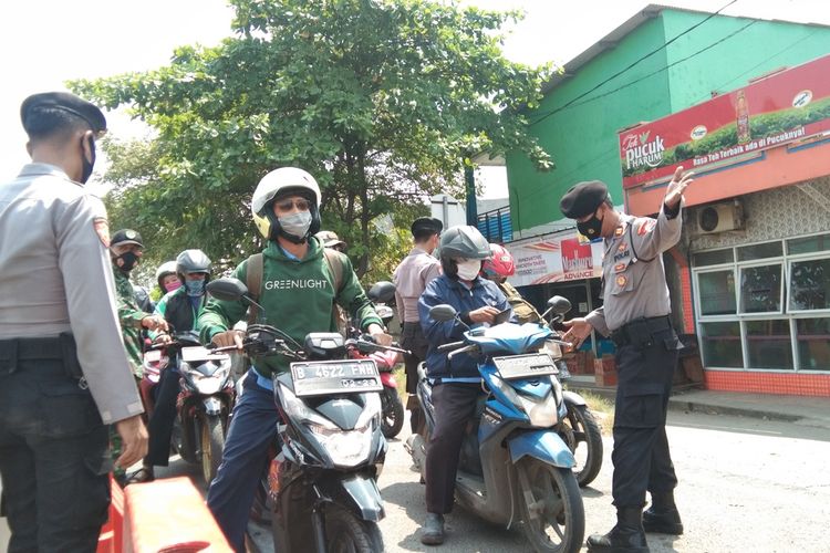 Pengetatan pra mudik di titik check point Tanjungpura, Karawang, Selasa (27/4/2021).