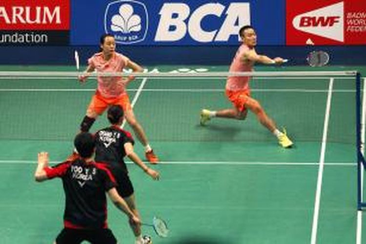 Pasangan ganda campuran Tiongkok, Zhang Nan (kanan)/Zhao Yunlei, bertahan dari serangan pasangan Korea Selatan, Yoo Yeon-seong/Chang Ye-na, pada babak pertama BCA Indonesia Open Superseries Premier 2015 di Istora Jakarta, Selasa (2/6/2015).