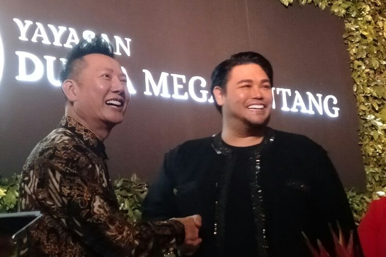 Ivan Gunawan bersama Nawat Itsaragrisil usai melakukan peresmian dirinya sebagi National Director Miss Grand International untuk Indonesia, di kawasan Kemang Jakarta, Jumat (22/11/2019)