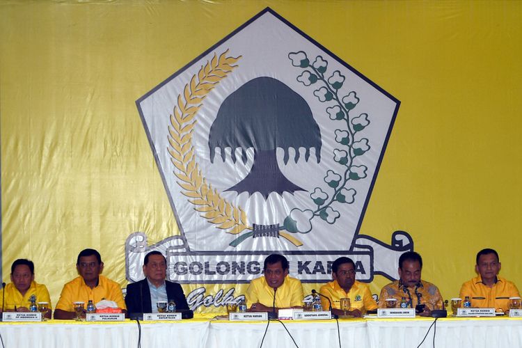 Ketua Harian Partai Golkar Nurdin Halid (tengah) bersama Sekjen Idrus Marham (ketiga kanan) dan sejumlah ketua koordinator bidang melaksanakan rapat pleno di kantor DPP Partai Golkar, Jakarta, Selasa (21/11). Rapat tersebut membahas posisi Setya Novanto baik sebagai ketua umum Partai Golkar maupun anggota DPR pasca ditahan KPK atas kasus korupsi proyek KTP Elektronik. ANTARA FOTO/Sigid Kurniawan/aww/17.