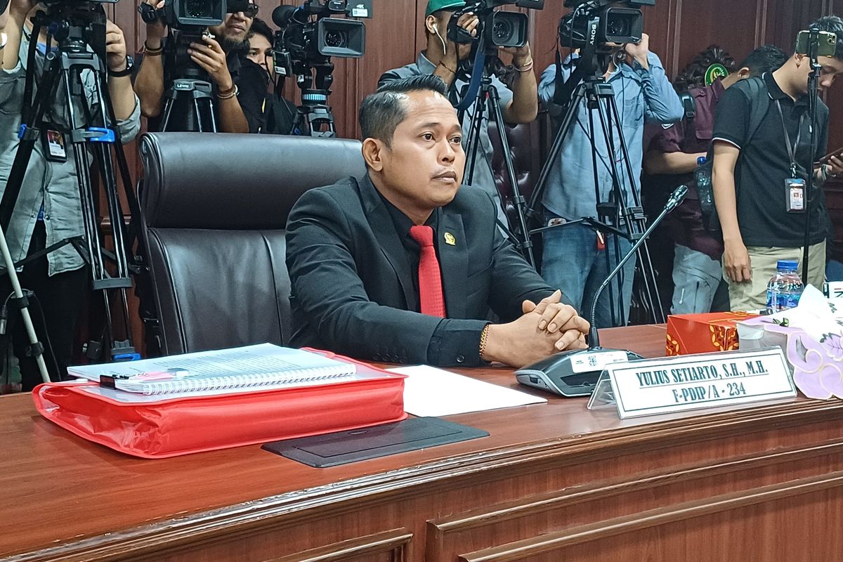 Anggota Komisi I DPR RI dari Fraksi PDI-P Yulius Setiarto dalam rapat MKD, Kompleks Parleman, Jakarta, Selasa (3/12/2024).