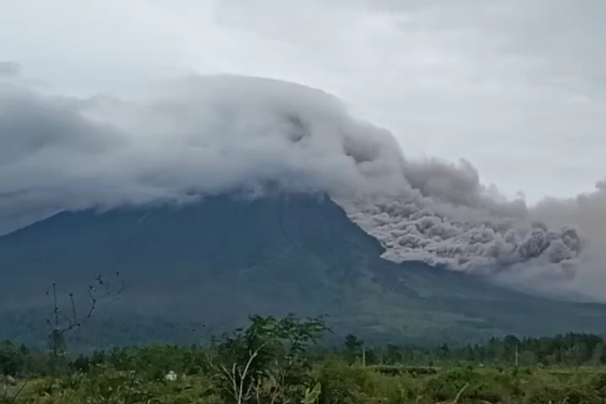 Penampakan turunnya APG Gunung Semeru, Minggu (5/2/2023)