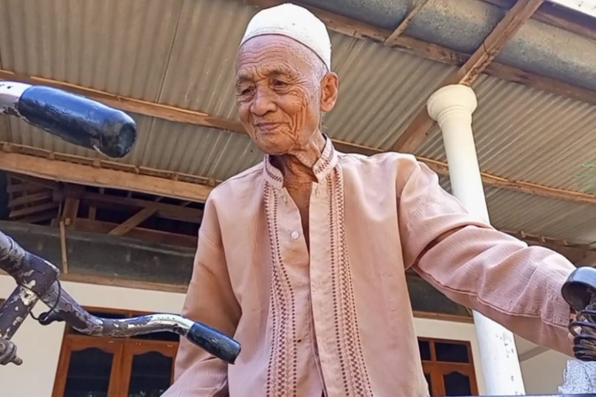 Jemaah haji tertua asal Desa Pangbatok, Kecamatan Proppo, Kabupaten Pamekasan, Jawa Timur, Harun (119) menjual tanahnya dan sepasang sapinya untuk bisa menunaikan haji tahun ini.