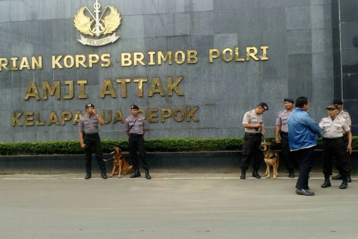 Dua anjing pelacak dari Direktorat Satwa Baharkam Polri dikerahkan untuk membantu pengamanan di depan Mako Brimob, tempat Ahok ditahan, Rabu (10/5/2017).