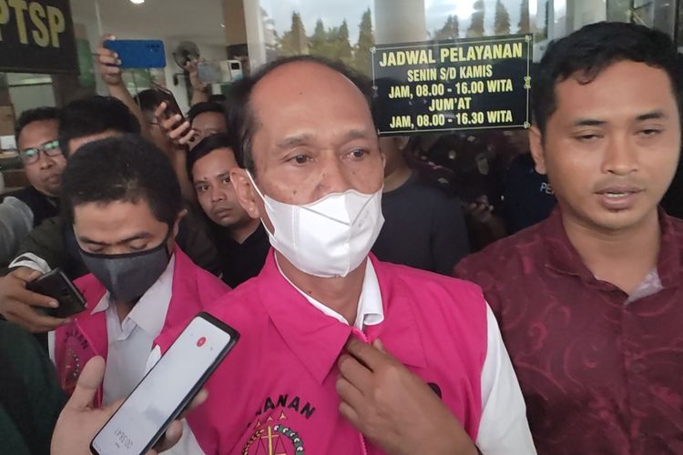 Direktur RSUD Lombok Tengah dokter Muzakir Langkir saat akan dibawa menggunakan mobil tahan