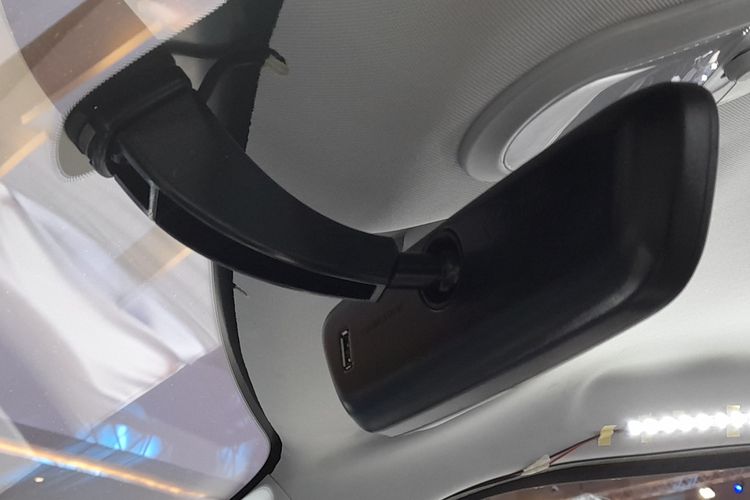 Input untuk dashcam pada spion tengah Wuling Air ev. Ini merupakan satu fitur baru yang disematkan pada mobil listrik pertama Wuling.