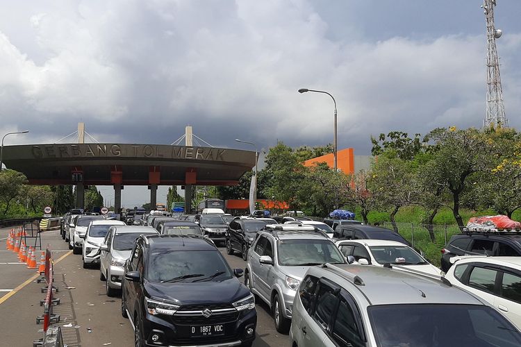 Ratusan mobil tampak mengular di Gerbang Tol Merak, Sabtu (9/3/2024) menunggu antrean masuk pelabuhan karena cuaca buruk. Antrean diperkirakan mengular hingga 5 kilometer di Tol Tangerang-Merak.
