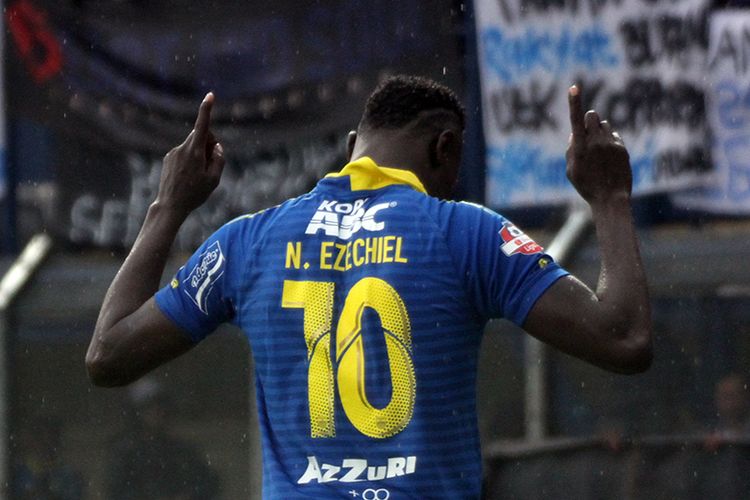 Penyerang Persib Bandung, Ezechiel NDouassel. 