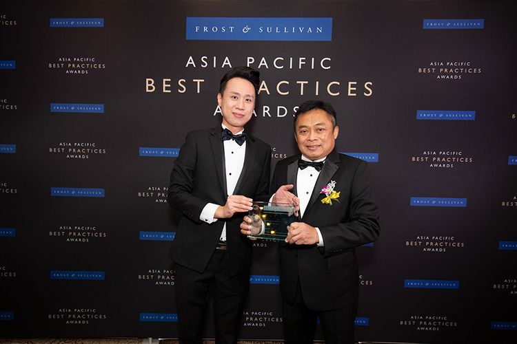 Direktur Utama Telkom Indonesia, Ririek Adriansyah (kanan) saat menerima penghargaan Frost & Sullivan Asia-Pacific Best Practices Awards 2019 yang diserahkan oleh Director Energy & Environment Frost & Sullivan, Melvin Leong di St. Regis, Singapura, Kamis (14/11/2019).

TelkomGroup secara total mendapatkan empat penghargaan dalam ajang tersebut yakni 2019 Indonesia IoT Services Provider of the Year untuk Telkom Indonesia, 2019 Indonesia Data Center Services Provider of the Year untuk Telkomsigma, serta dua penghargaan untuk Telkomsel yaitu 2019 Indonesia Telecom Services Provider of the Year dan 2019 Indonesia Mobile Data Services Provider of the Year.
