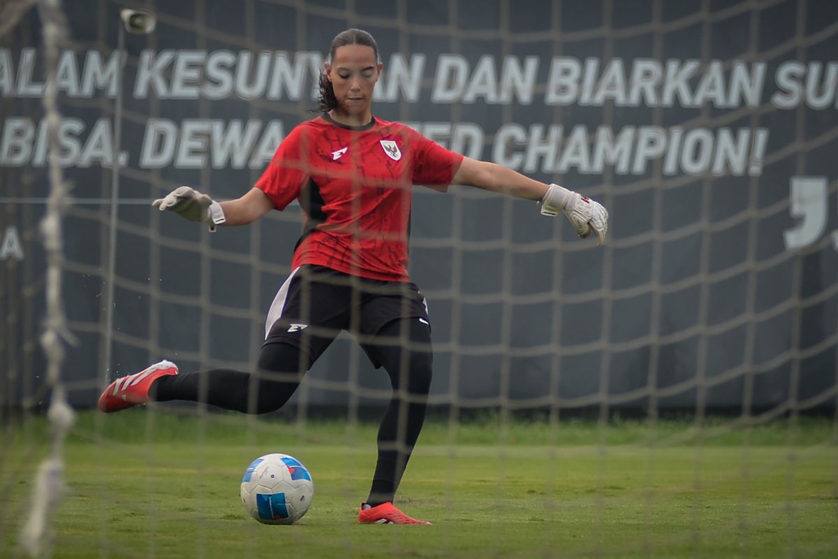 Kiper Timnas Putri Indonesia Iris de Rouw menendang bola saat sesi latihan di Dewa United Arena, Kabupaten Tangerang, Banten, Sabtu (28/6/2025). Latihan tersebut sebagai persiapan menjelang laga kualifikasi Piala Asia Wanita 2026 Grup D melawan Kirgistan yang akan diselenggarakan pada Minggu (29/6) di Stadion Indomilk Arena. ANTARA FOTO/Putra M. Akbar/nz