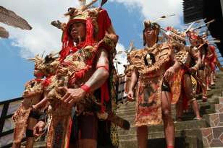 Sejumlah masyarakat Dayak mengenakan kostum tradisional dalam pegelaran Gawai Adat Dayak XXX tahun 2015 yang dipusatkan di Rumah Radakng, Pontianak, Kalimantan Barat. 