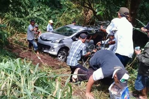 Diduga Mengantuk, Mobil Kades Empat Lawang Masuk Jurang Sedalam 5 Meter   