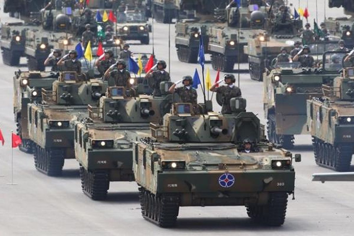 Kendaraan lapis baja dan kendaraan pengangkut peluru kendali tampil dalam parade militer memperingati Hari Angkatan Bersenjata Korea Selatan ke-65.