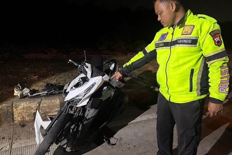 Kurang Konsentrasi, Pemuda 19 Tahun Tewas Tabrak Truk di Jalan Raya KITB Batang