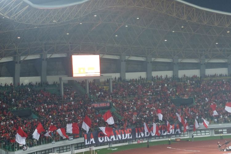 Atraksi suporter yang memenuhi Stadion Patriot Candrabhaga, Bekasi, dalam laga Piala AFF U19 2022 antara timnas U19 Indonesia vs Vietnam, Sabtu (2/7/2022).