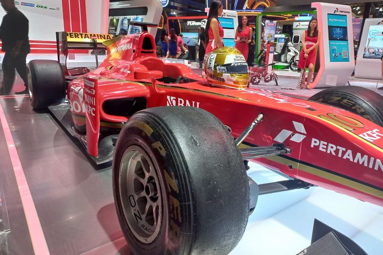 Mobil balap FIA Formula 2 (F2) yang digunakan Sean Gelael dipajang di Indonesia International Motor Show (IIMS) 2023