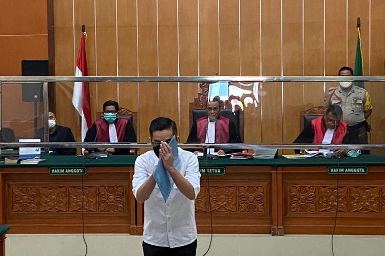 AKBP Dody Prawiranegara tiba di PN Jakarta Barat untuk membacakan nota pembelaan atau pleidoi atas kasus peredaran sabu, Rabu (5/4/2023). 