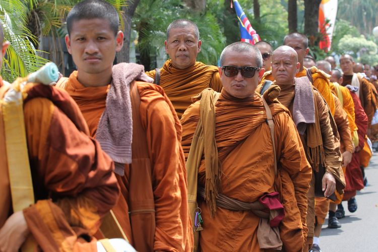 Rahasia 50 Biksu Kuat Jalan Kaki 666 Km ke Borobudur, Kaki Melepuh Cuma Ditusuk