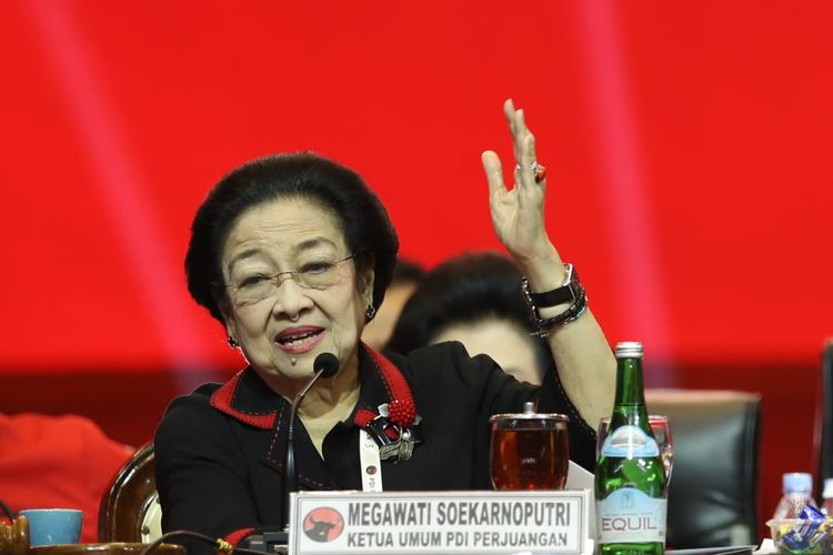 Ketua Umum PDI-P Megawati Soekarnoputri berpidato dalam acara penutupan Rapat Kerja Nasional (Rakernas) IV PDI-P di Jakarta International Expo, Minggu (1/10/2023).