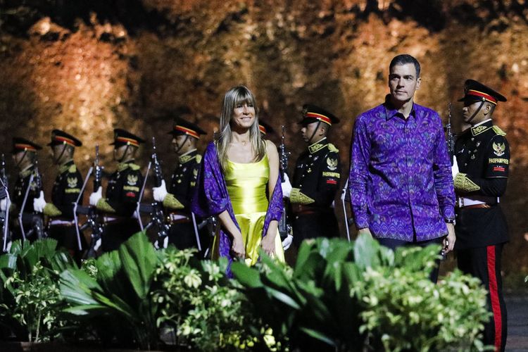 Perdana Menteri Spanyol Pedro Sanchez dan istrinya Maria Begona Gomez Fernandez tiba di jamuan makan malam G20 Summit di Badung, Bali 15 November 2022. (Photo by WILLY KURNIAWAN / POOL / AFP)