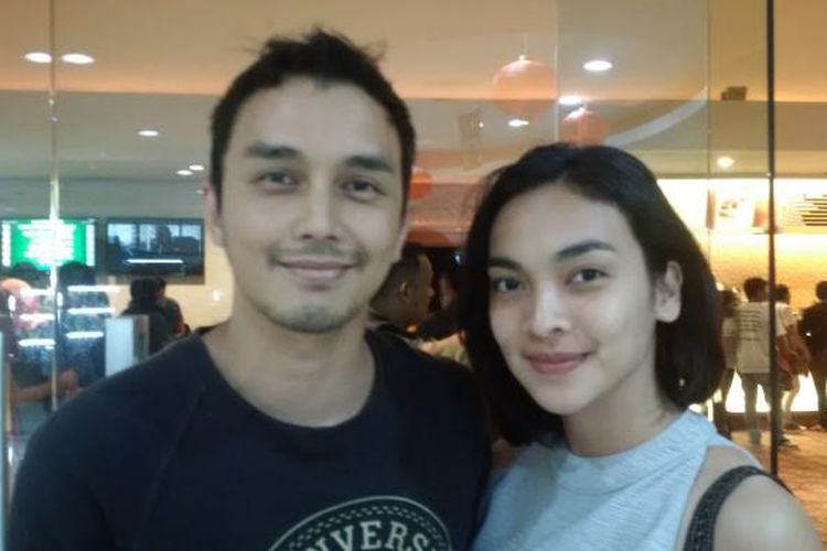 Pasangan artis peran Dimas Aditya dan Tika Bravani diabadikan seusai menonton film Istirahatlah Kata-kata di Blok M Square XXI, Kebayoran Baru, Jakarta Selatan, pada Jumat (20/1/2017).