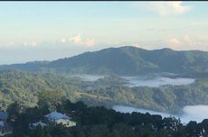 Berburu Pemandangan Bukit Berbalut Kabut di Desa Wajur NTT