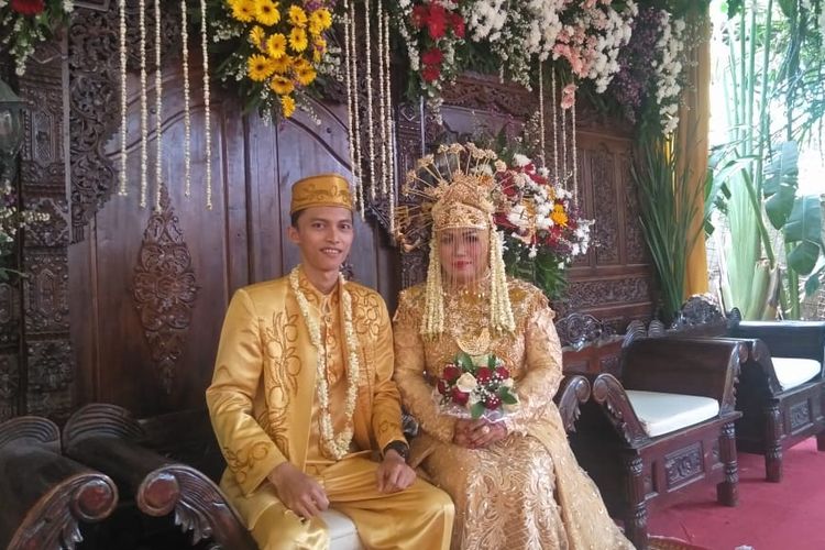 Pengantin yang melangsungkan resepsi pernikahan di rumah pendopo milik Gubernur DKI Jakarta, Anies Baswedan di Lebak Bulus, Jakarta Selatan, Sabtu (5/10/2019)