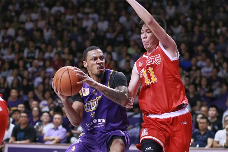 CLS Knight saat bertanding melawan Singapore Slingers pada laga final keempat ABL 2018-2019 di GOR Kertajaya, Surabaya, Sabtu (11/5/2019).