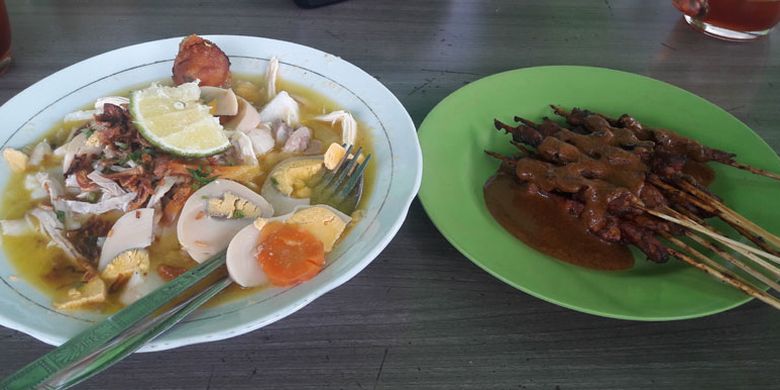 Soto banjar, kuliner khas kota Banjarmasin, Kalimantan Selatan dan sate ayam.