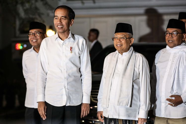 Capres petahanan Joko Widodo saat mendatangi kediaman cawapresnya Kiai Haji Maruf Amin di Jl. Situbondo, Menteng, Jakarta Pusat, Kamis (27/6/2019) malam. Pasangan capres dan cawapres nomor urut 01 Joko Widodo-Maruf Amin akan menyampaikan pidato terkait hasil sidang sengketa Pilpres di Mahkamah Konstitusi (MK) di Bandara Halim Perdanakusuma.