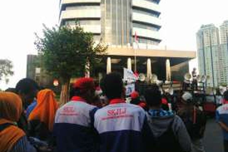 Para buruh yang berunjuk rasa tiba di gedung baru Komisi Pemberantasan Korupsi (KPK) di Kuningan, Jakarta Selatan, Kamis (29/9/2016). Tiba di KPK, lima perwakilan buruh masuk ke dalam gedung KPK menemui pejabat KPK.