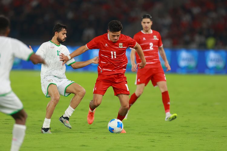 Aksi Ragnar Oratmangoen dalam laga Timnas Indonesia vs Oman di Stadion Utama Gelora Bung Karno, Jakarta, Jumat (5/6/2026).