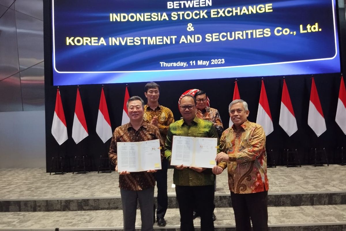 Penandatanganan kerja sama PT Bursa Efek Indonesia (BEI) bersama Korea Investment & Securities Co., Ltd. (KIS) di Jakarta, Kamis (11/5/2023) 