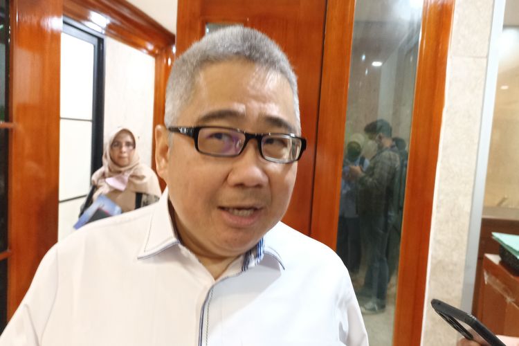 Direktur Utama PT Biotis, FX Sudirman saat ditemui di sela-sela rapat dengan Komisi IX DPR RI di Kompleks Parlemen, Senayan, Jakarta, Selasa (14/2/2023). 