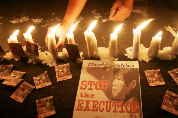Para pengunjuk rasa menyalakan lilin di depan Kedutaan Besar Indonesia di Filipina mendesak pengampunan bagi terpidana mati Mary Jane Veloso.
